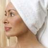 Женщина с полотенцем на голове