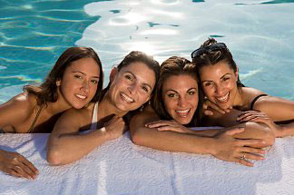 Девушки в бассейне