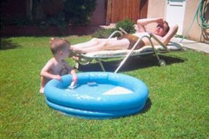 Мальчик у надувного бассейна