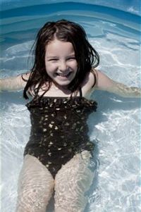 Девочка в надувном бассейне