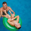 Мальчик с отцом в бассейне