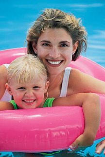 Девушка с ребёнком в бассейне